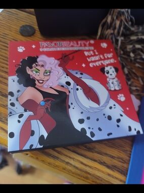 FAVORBEAUTY 9-Color Eyeshadow Palette - Red & Black Packaging